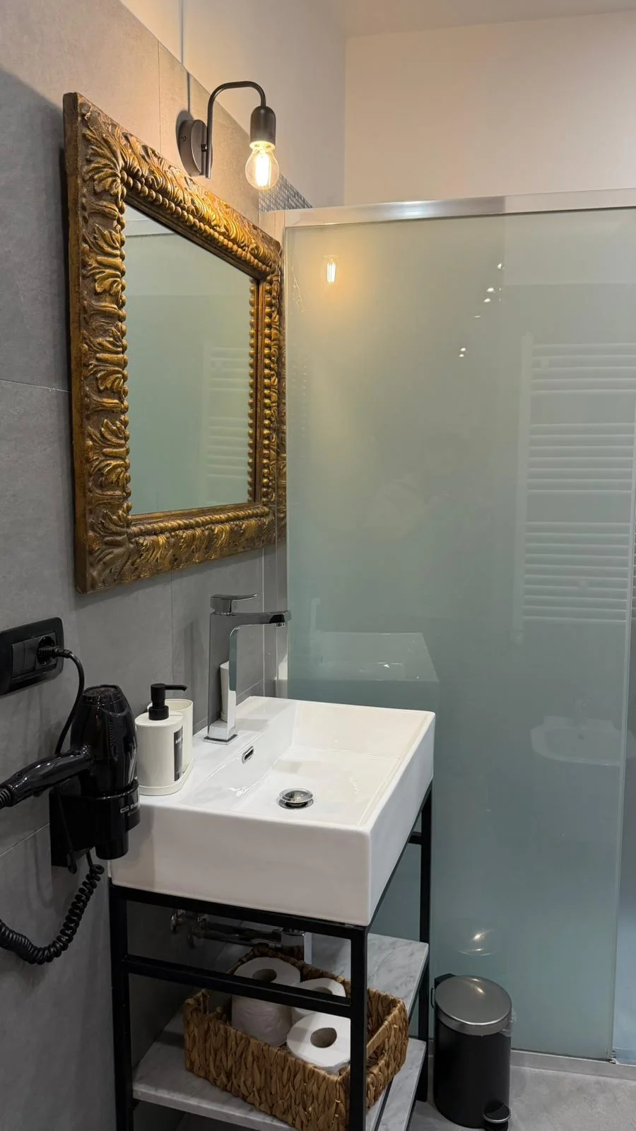 Camera Doppia — lavabo con specchio dorato