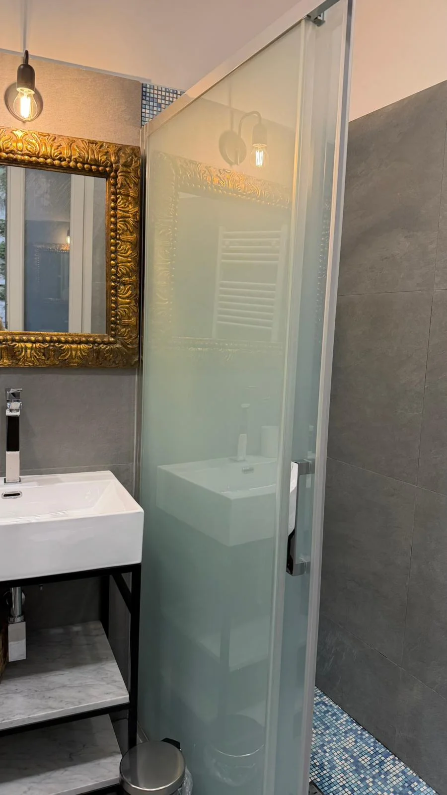 Camera Doppia — bagno con specchio e doccia