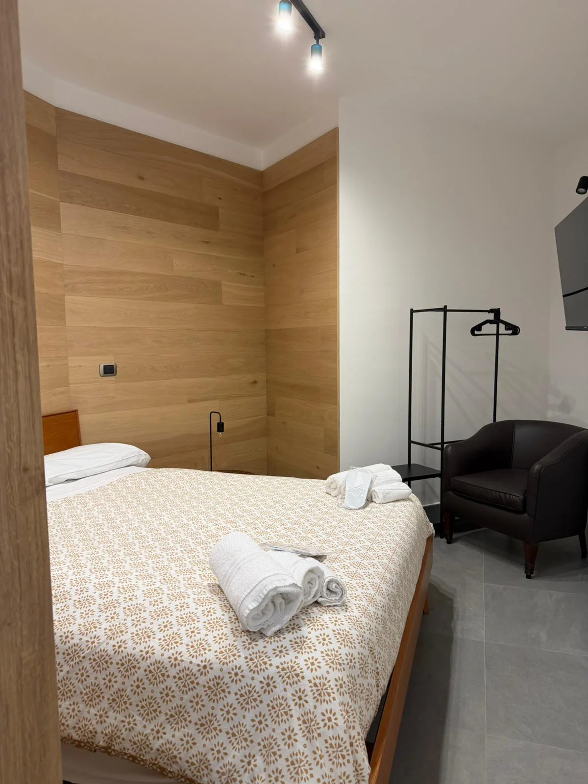 Camera Doppia — letto matrimoniale con poltrona