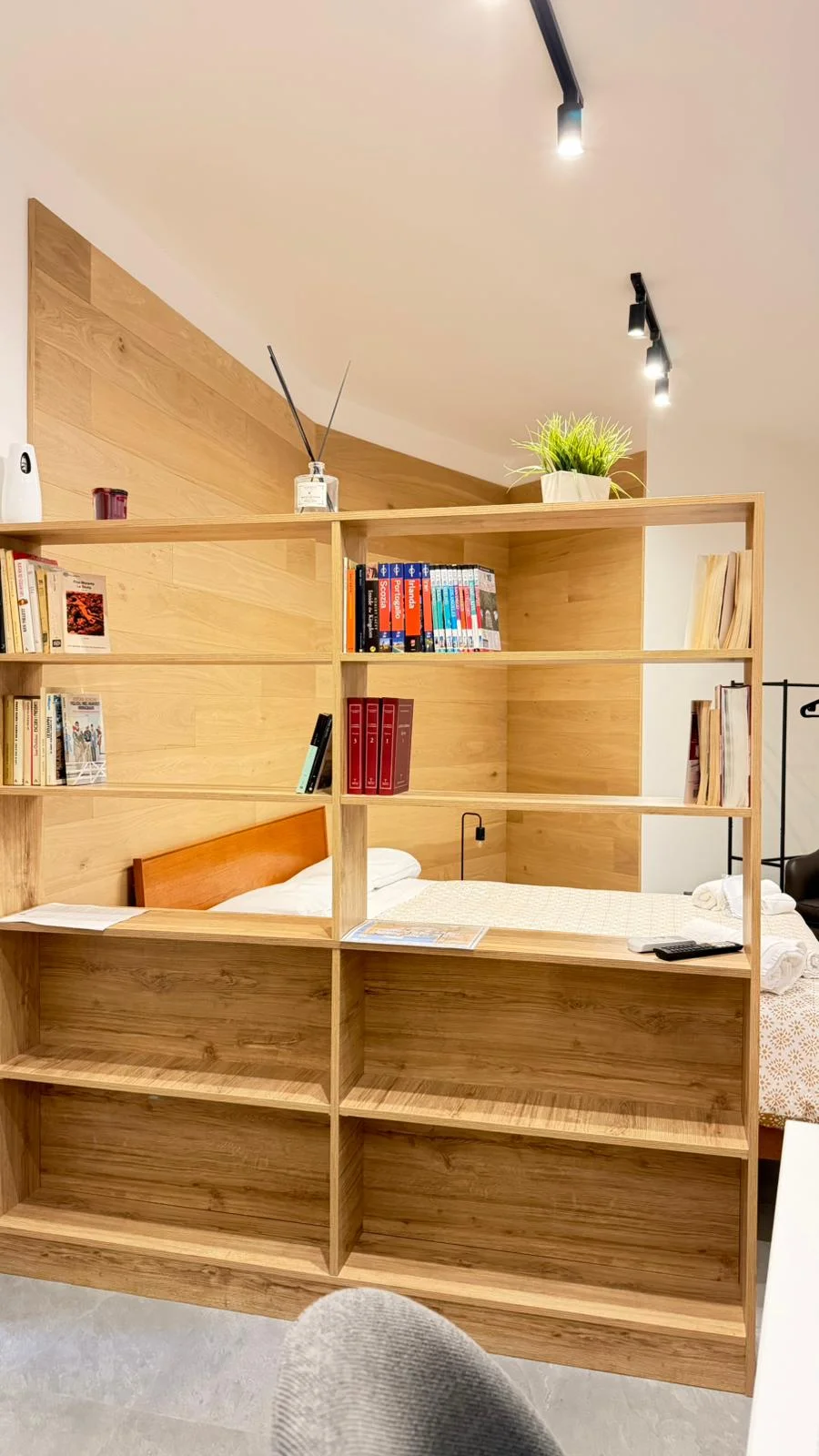 Camera Doppia — libreria frontale