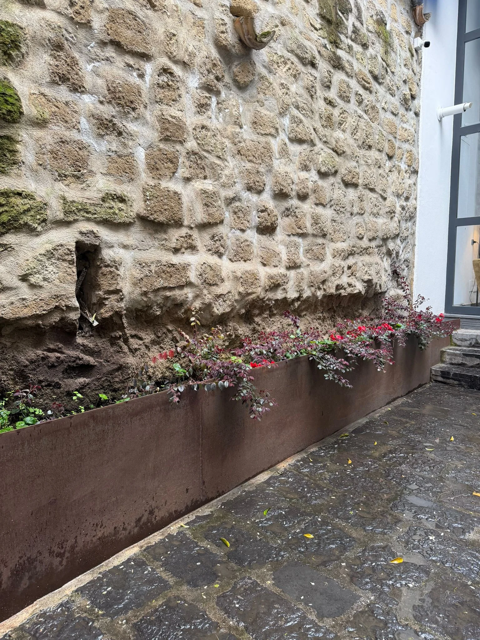 Cortile in pietra con fioriera