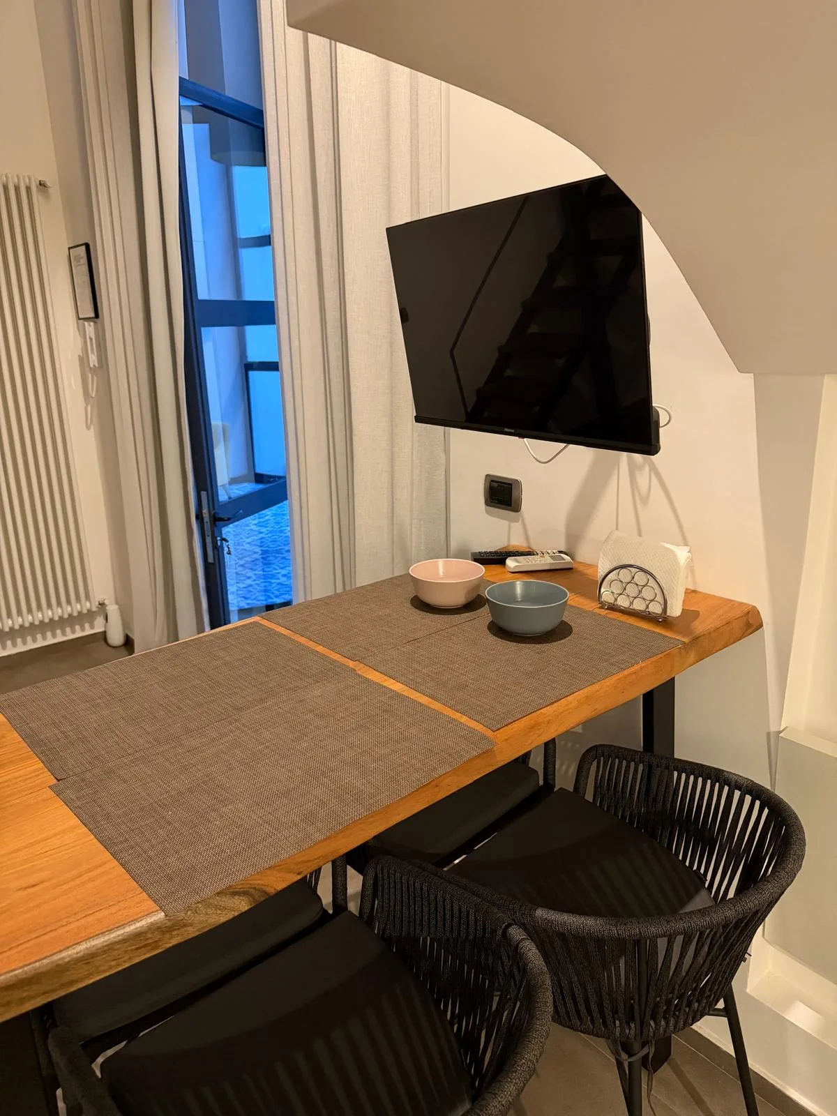 Camera Quadrupla — tavolo con TV