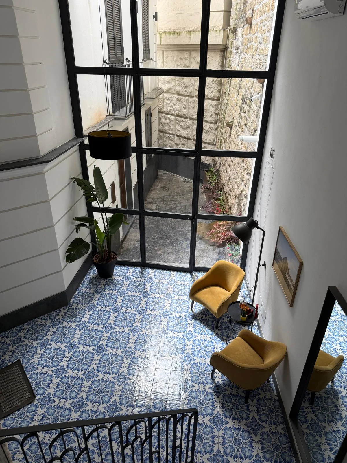 Lobby con pavimento in maioliche blu