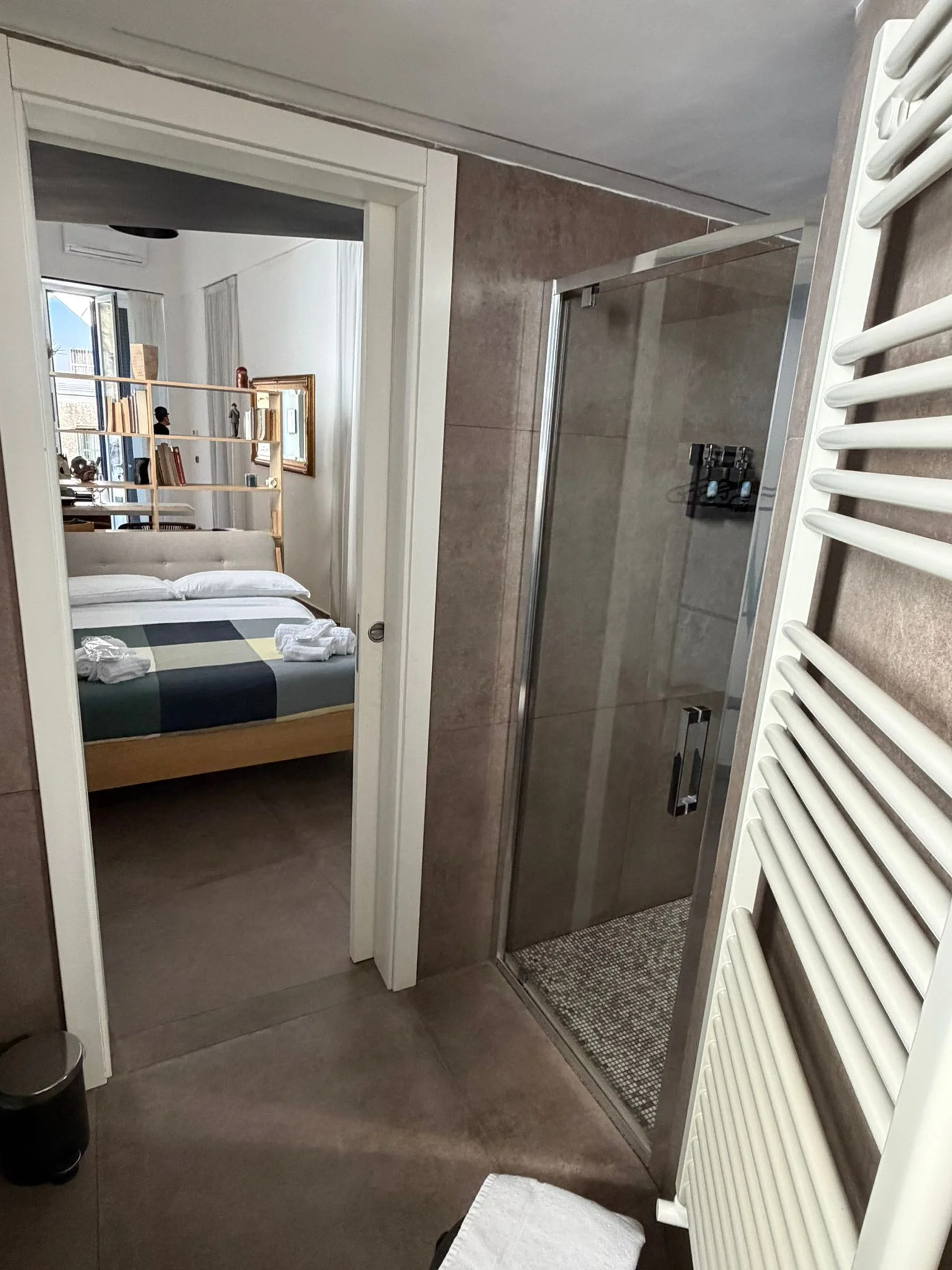 Camera Tripla — bagno con doccia