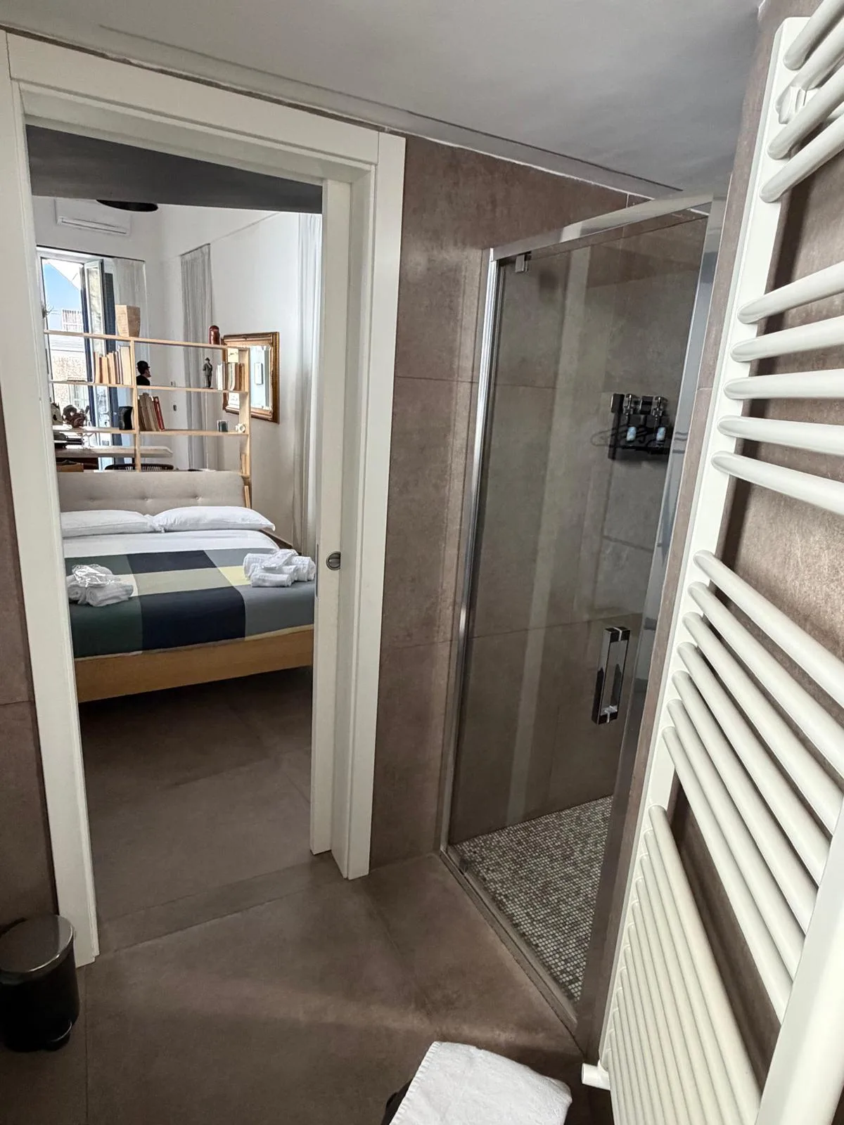 Camera Tripla — bagno taupe